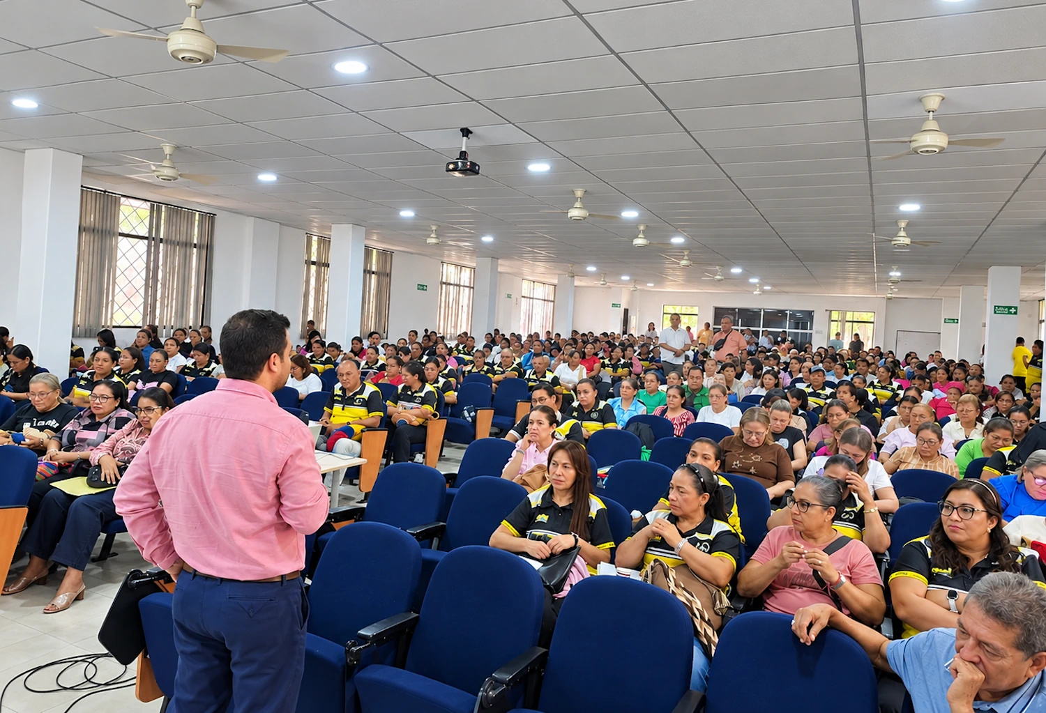 conferencia_en_un_auditorio_abarrotado